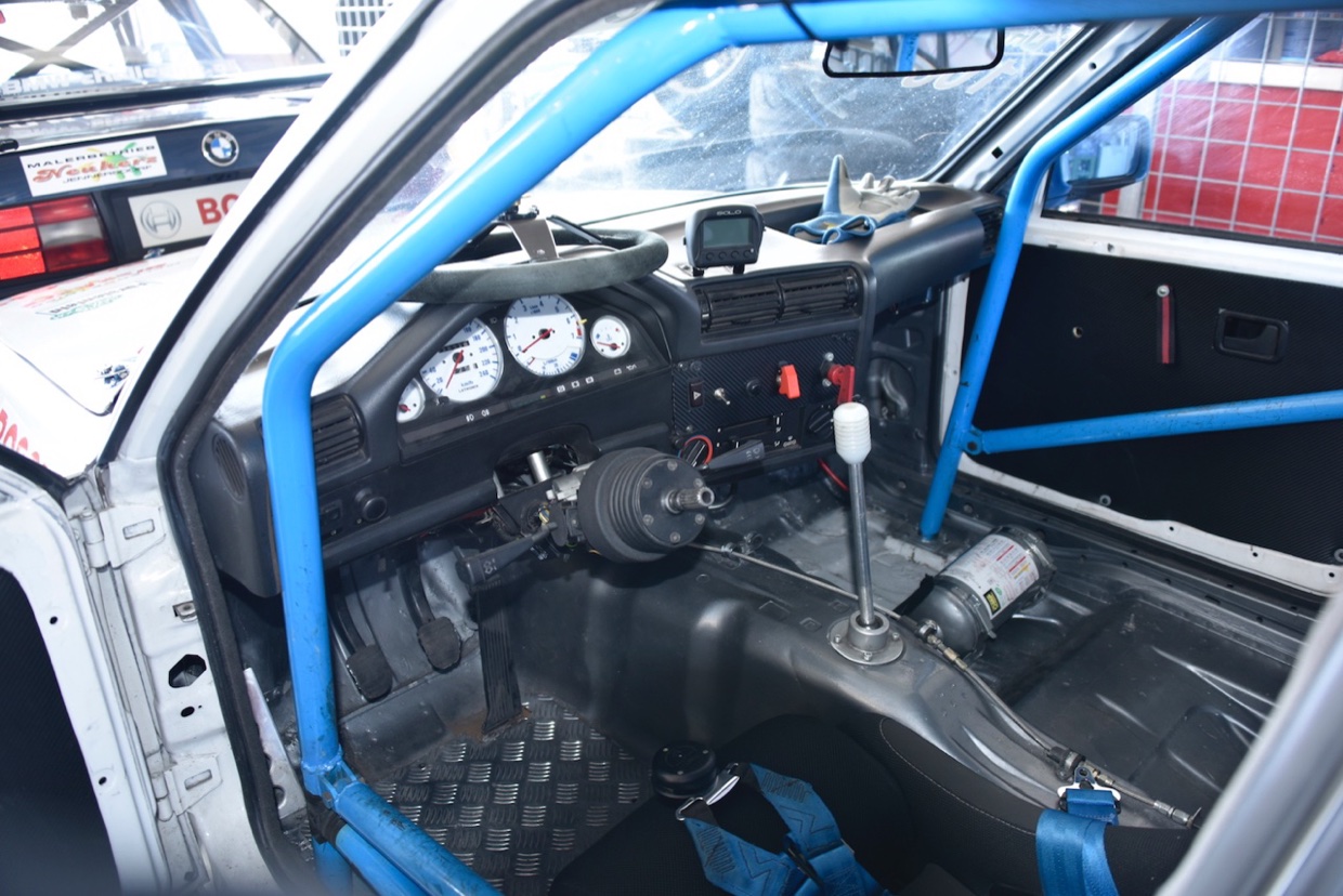 Cockpit des BMW 325 Challenge mit Überrollkäfig
